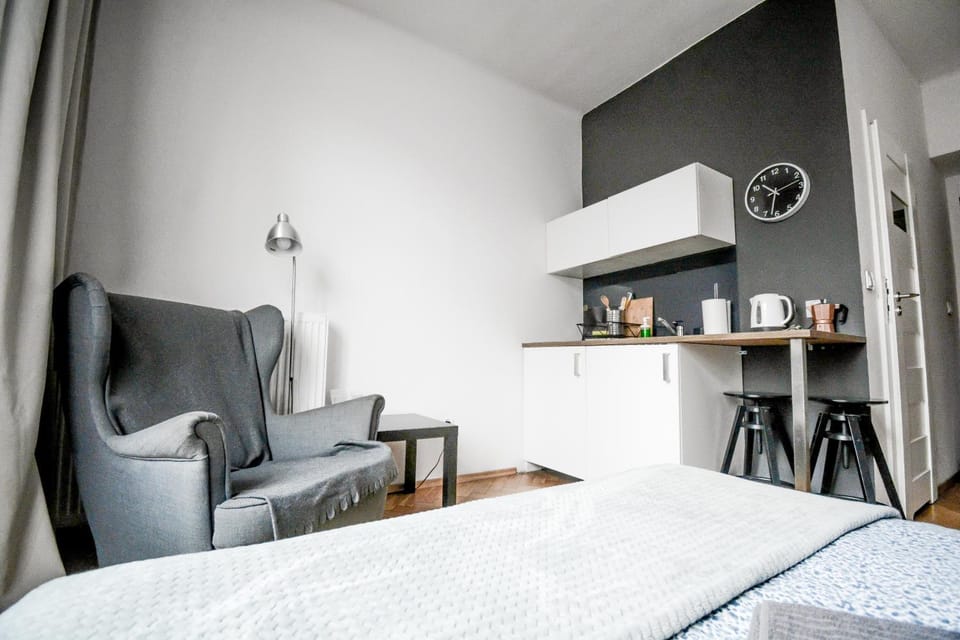 Bed, Kitchen or kitchenette, Seating area, Bedroom, hair dresser