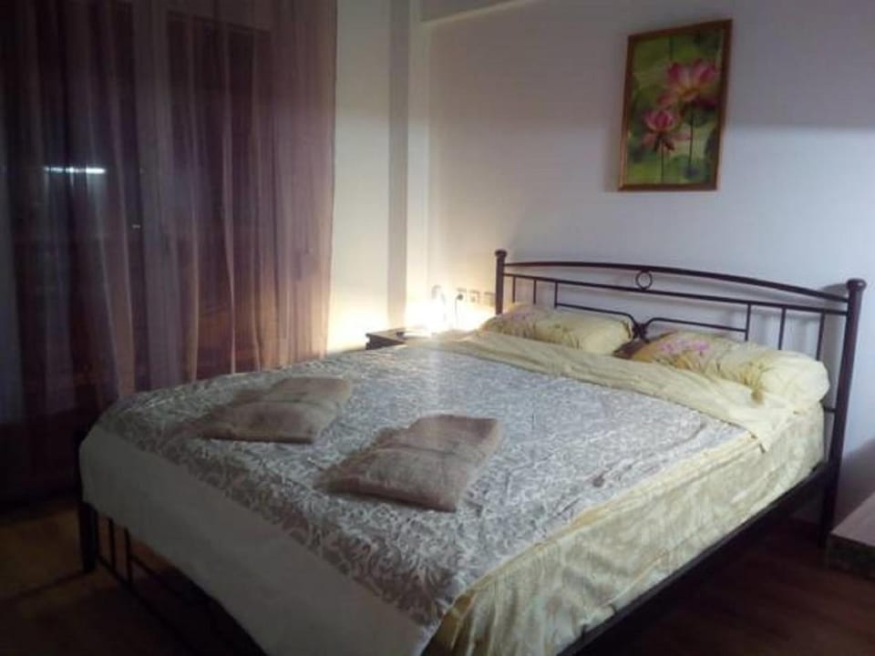 Bed, Photo of the whole room, Decorative detail, Decorative detail