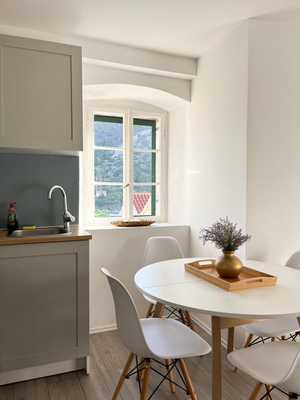 Dining area, kitchen