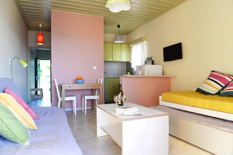 TV and multimedia, Living room, Seating area, Dining area