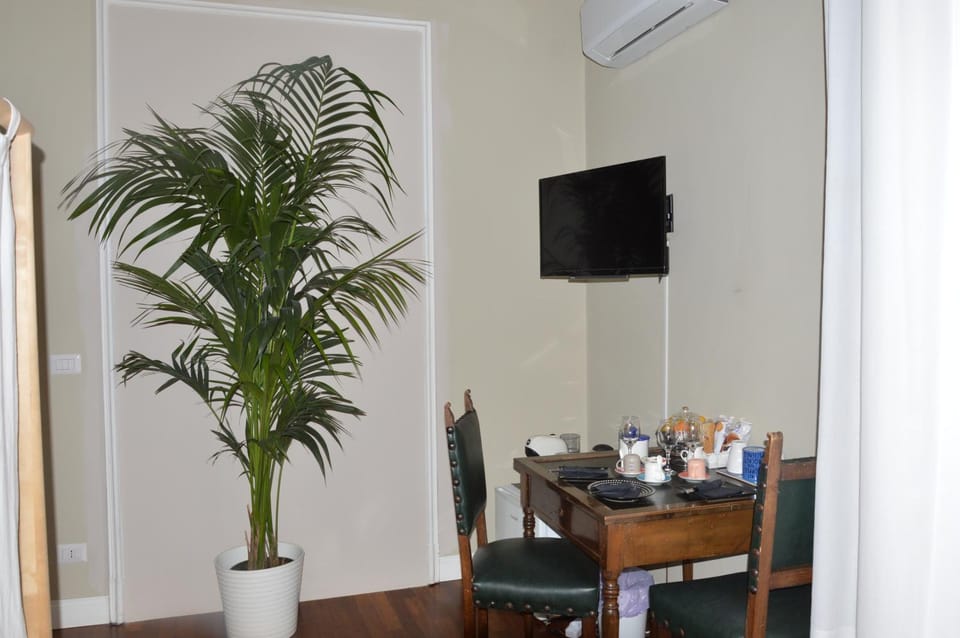 Bedroom, Breakfast