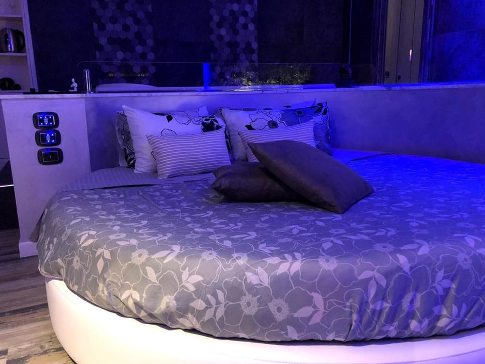 Restaurant/places to eat, Bed, Hot Tub, Coffee/tea facilities, View (from property/room), Living room, Photo of the whole room, Decorative detail, Bedroom, City view, internet