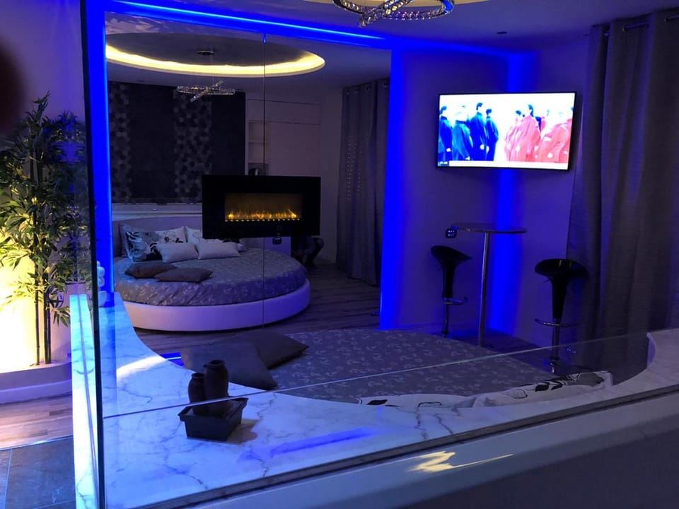 Bed, Hot Tub, TV and multimedia, Coffee/tea facilities, View (from property/room), Decorative detail, Bath, bidet, internet, locker