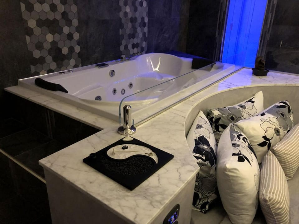 Shower, Bed, Hot Tub, Spa and wellness centre/facilities, Bedroom, Area and facilities, Bath, Parking, internet