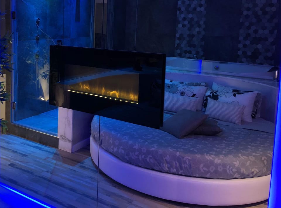Restaurant/places to eat, Bed, Night, Hot Tub, Coffee/tea facilities, View (from property/room), Living room, Photo of the whole room, Bedroom, bidet, hair dryier, internet, locker
