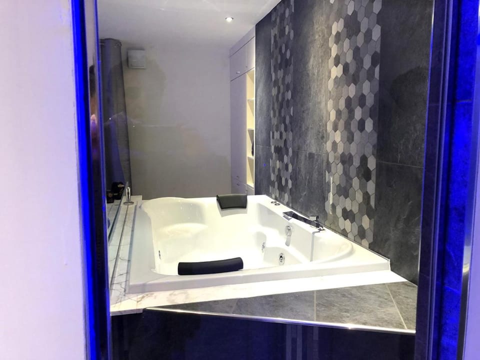 Restaurant/places to eat, Bed, Hot Tub, Bathroom, Coffee/tea facilities, View (from property/room), Bath, bidet, internet, towels
