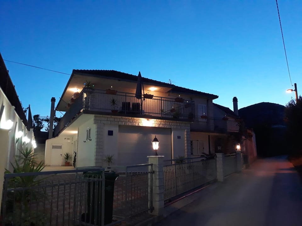 Property building, Neighbourhood