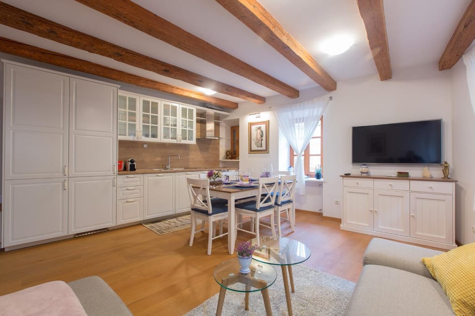 TV and multimedia, Kitchen or kitchenette, Living room, Photo of the whole room, Seating area, Dining area