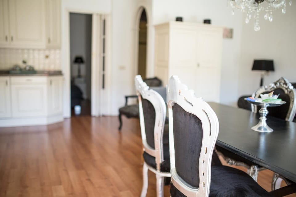 Kitchen or kitchenette, Seating area, Dining area