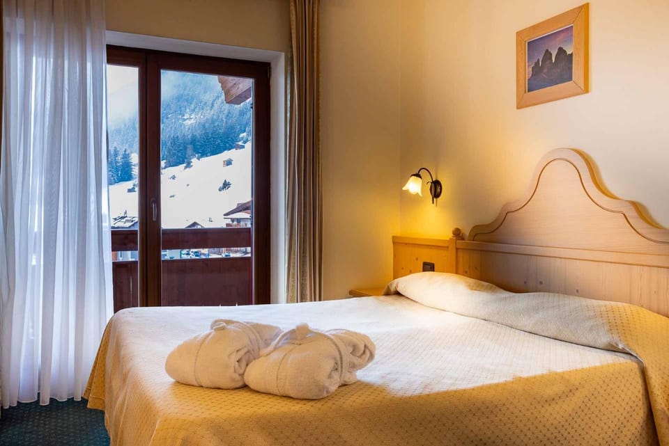 Bed, Photo of the whole room, Bedroom, Mountain view, towels