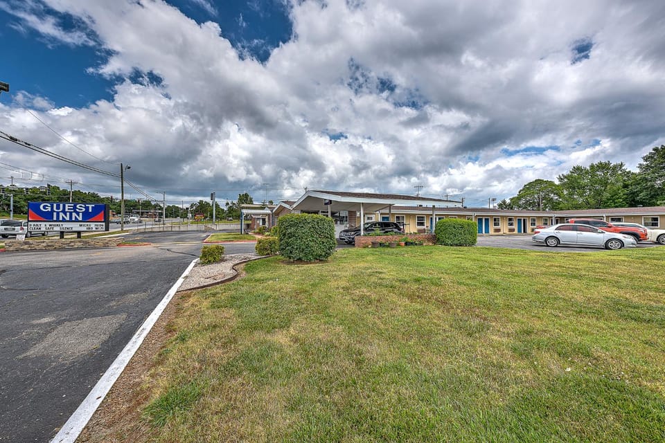 Property building, Facade/entrance, Property logo or sign