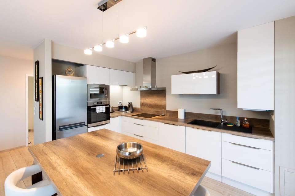 Coffee/tea facilities, Kitchen or kitchenette, Seating area, Dining area, Communal kitchen