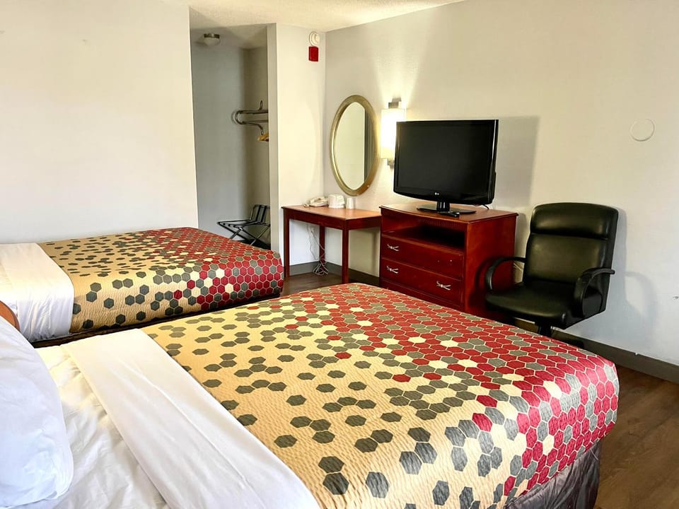 Bed, TV and multimedia, Photo of the whole room, Bedroom