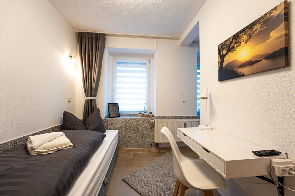 Bed, Photo of the whole room, Seating area, hair dresser
