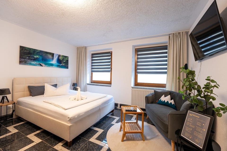 Bed, TV and multimedia, Photo of the whole room, Seating area, Bedroom