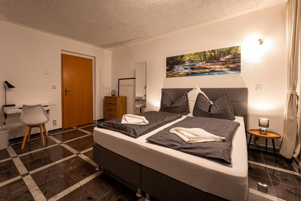 Bed, Photo of the whole room, Seating area, Bedroom