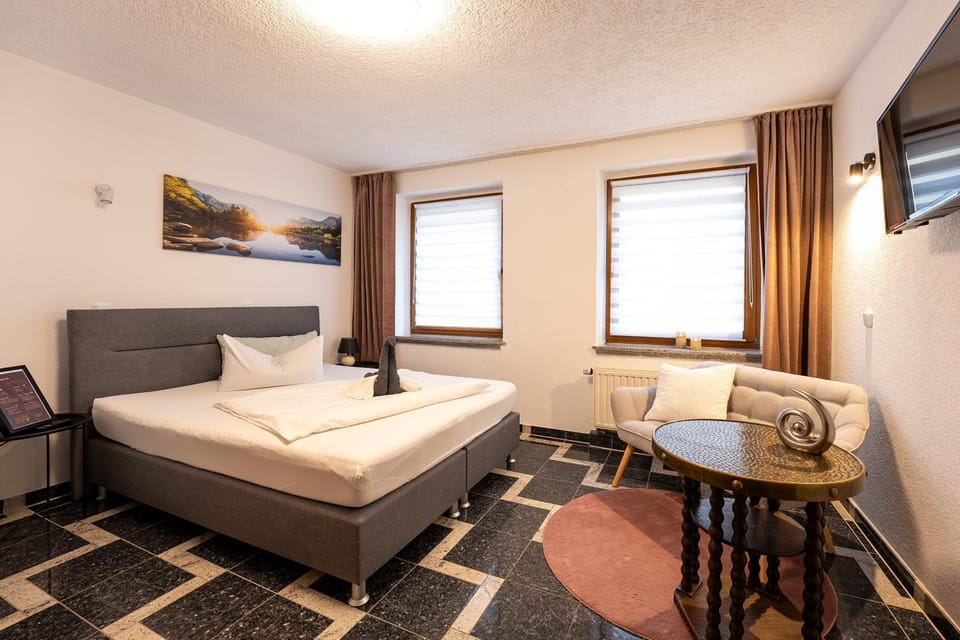 Bed, Photo of the whole room, Seating area