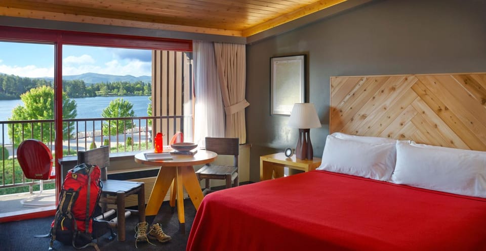 Patio, Balcony/Terrace, Photo of the whole room, Decorative detail, Seating area, Bedroom, Lake view, Mountain view