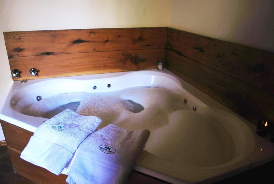 Hot Tub, Decorative detail, Bedroom, Bath, towels