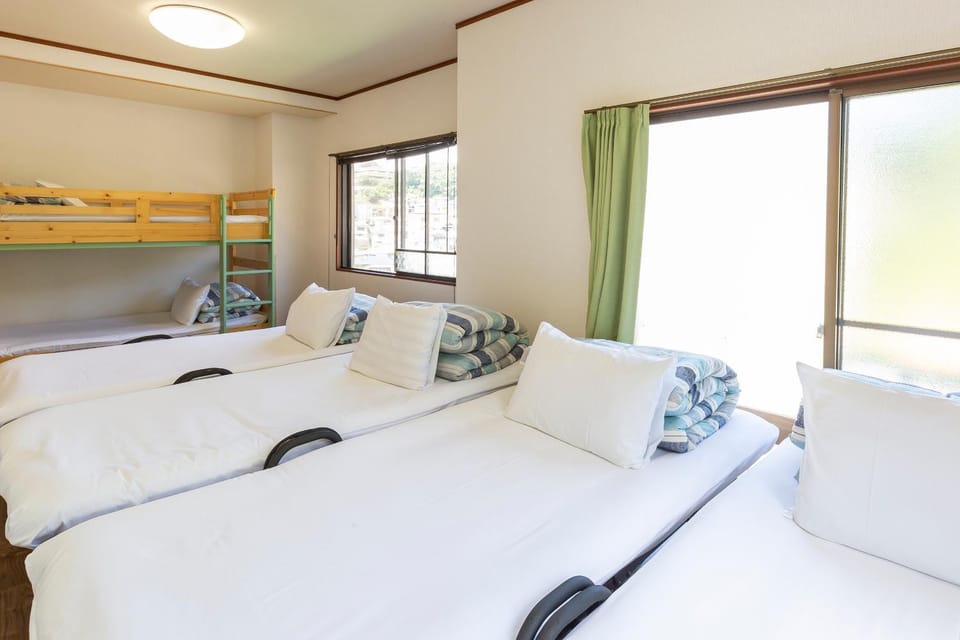 Bedroom, bunk bed