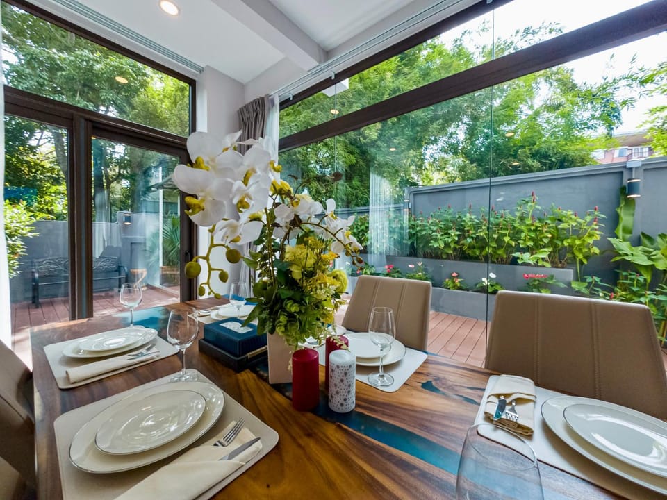 Seating area, Dining area, Garden view