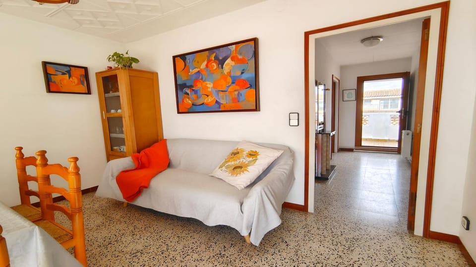 View (from property/room), Living room, Dining area, Street view, locker, locker