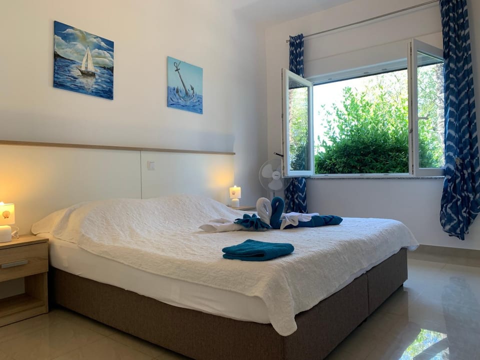 Bed, Bedroom, towels