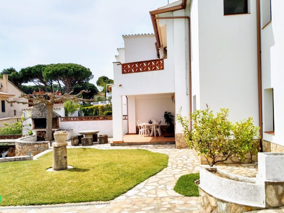 Property building, Patio, Garden