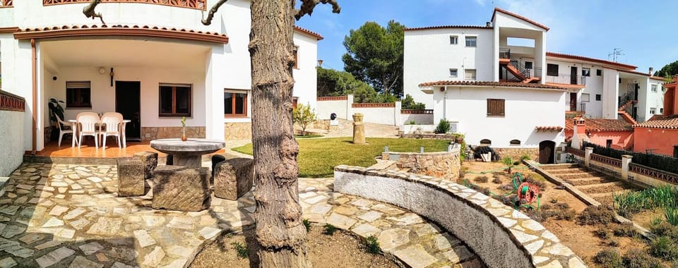 Property building, Day, Garden, Garden view