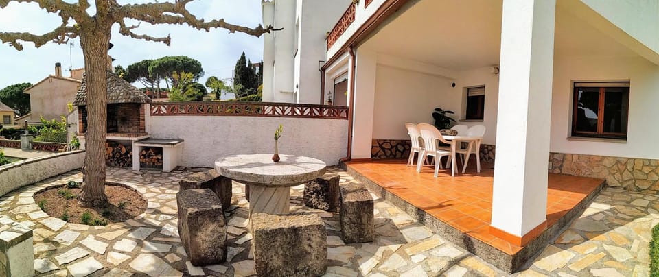 Property building, Patio, Garden, Balcony/Terrace, Garden view