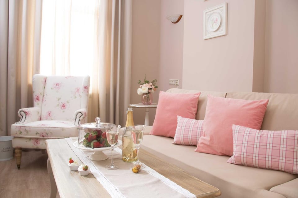 Bed, TV and multimedia, Living room, Seating area, Bedroom