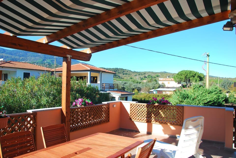 Property building, Natural landscape, Balcony/Terrace, Dining area, Mountain view
