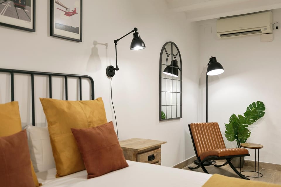Bed, Photo of the whole room, Bedroom, internet, safe, towels, air conditioner