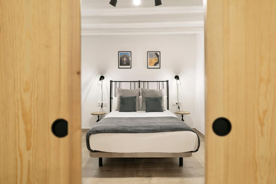 Bed, Photo of the whole room, Bedroom, internet, towels, air conditioner