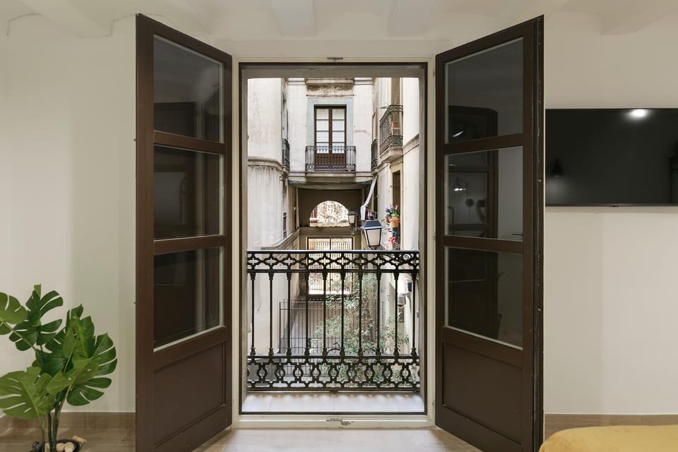TV and multimedia, View (from property/room), Decorative detail, Bedroom, Quiet street view, safe, towels