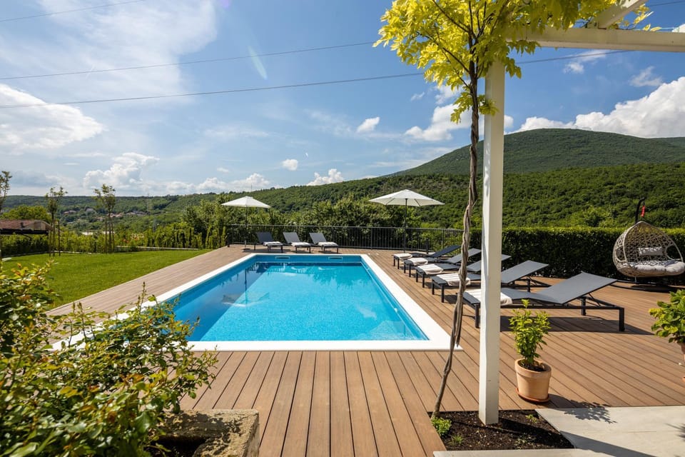 Day, Natural landscape, Mountain view, Pool view, Swimming pool, sunbed