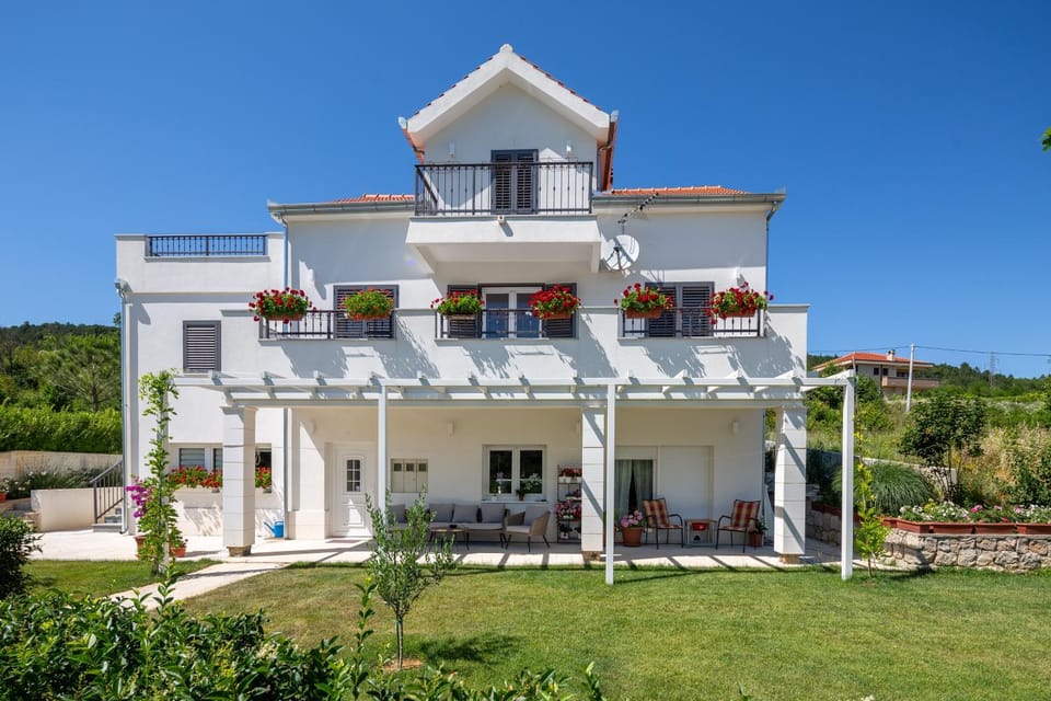 Property building, Natural landscape, Garden, Balcony/Terrace, Garden view