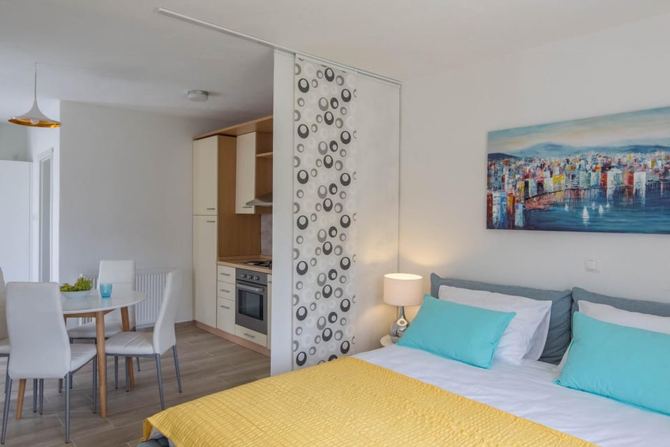 Bed, Kitchen or kitchenette, Photo of the whole room, Seating area, Dining area, Bedroom