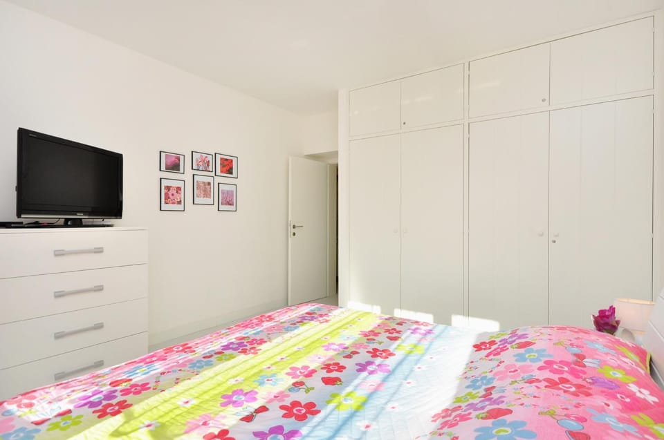 Bed, TV and multimedia, Bedroom, wardrobe