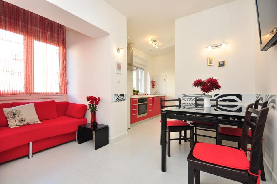 TV and multimedia, Kitchen or kitchenette, Living room, Seating area, Dining area