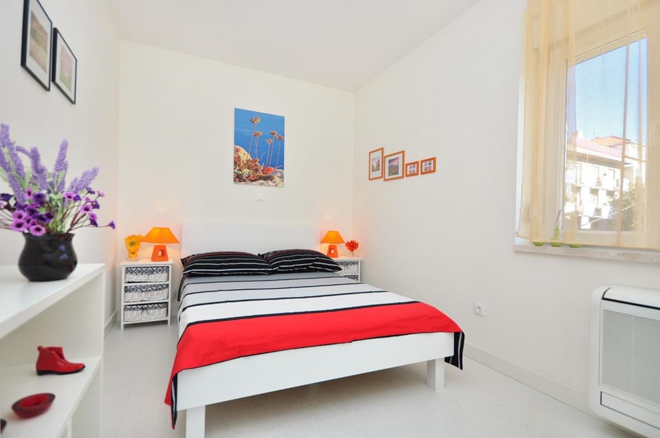 Bed, Photo of the whole room, Bedroom, air conditioner