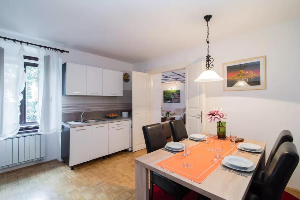 Coffee/tea facilities, Kitchen or kitchenette, Seating area, Dining area, Garden view