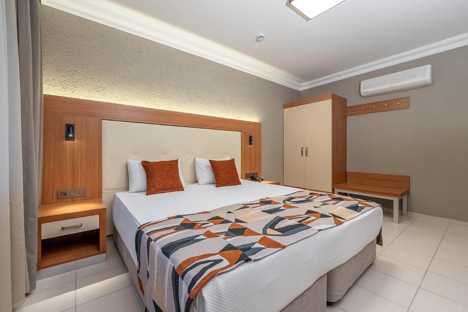 Bed, Photo of the whole room, Bedroom, wardrobe, air conditioner