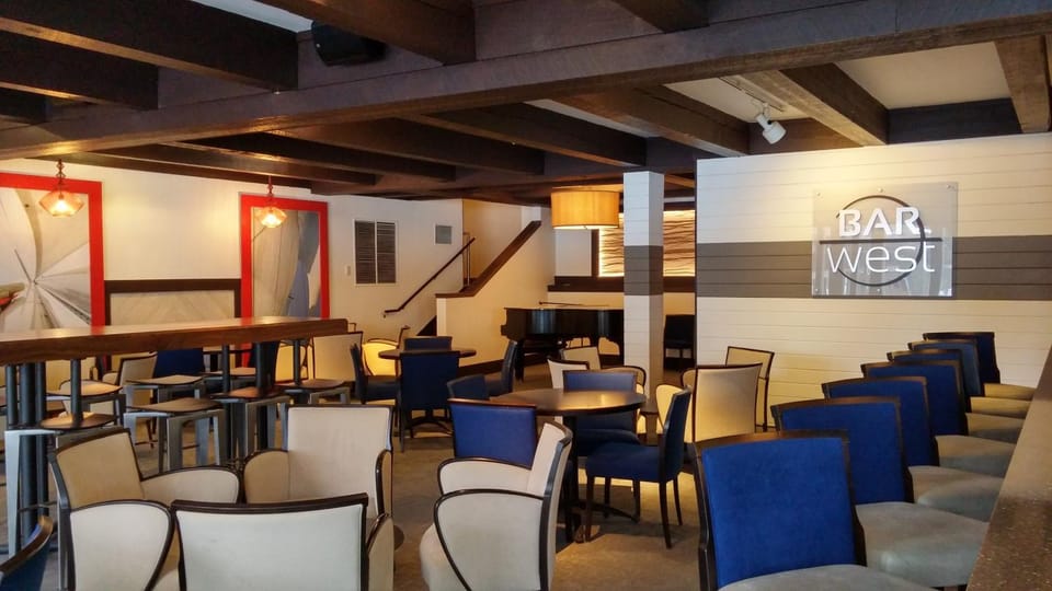 Nightclub / DJ, Lounge or bar, Lounge or bar, Evening entertainment, Alcoholic drinks, Non alcoholic drinks