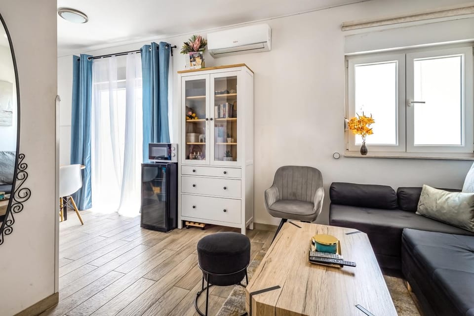 Balcony/Terrace, Living room, Seating area, internet, microwave, minibar, air conditioner