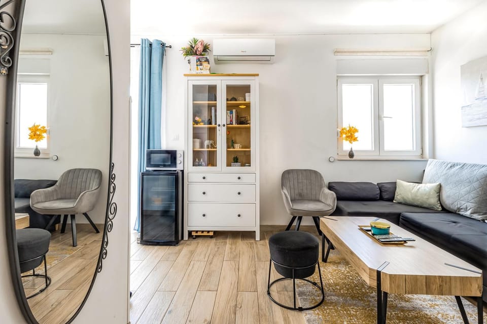 Balcony/Terrace, Living room, Decorative detail, Seating area, internet, microwave, minibar, air conditioner