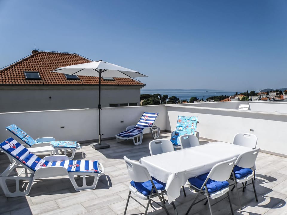 View (from property/room), Balcony/Terrace, Seating area, Sea view, sunbed