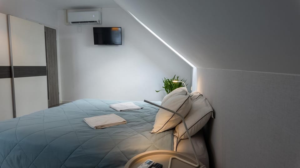 Bed, TV and multimedia, Photo of the whole room, Bedroom, towels, air conditioner