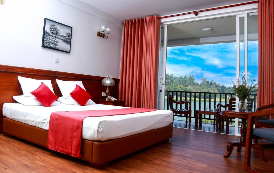Bed, View (from property/room), Balcony/Terrace, Photo of the whole room, Bedroom, Lake view