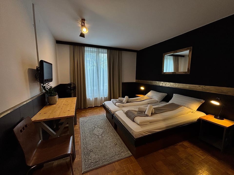 Bed, TV and multimedia, Seating area, Bedroom, towels